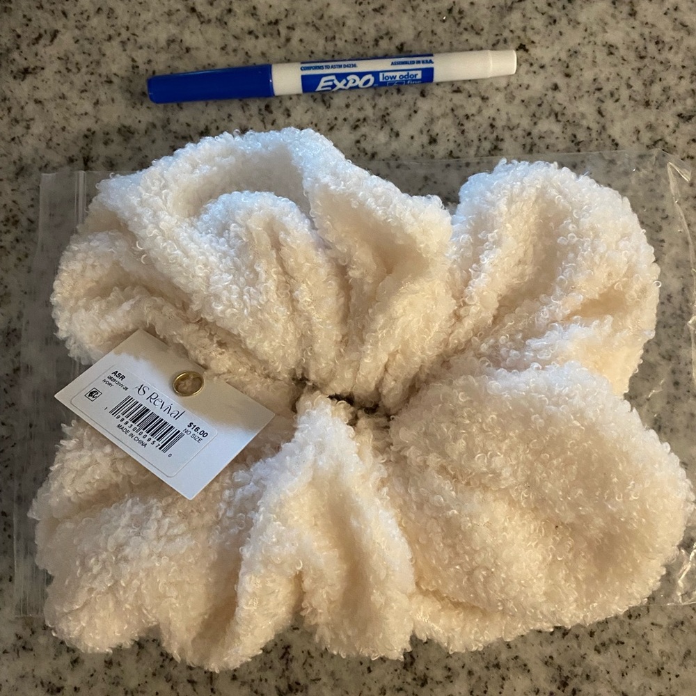 NWT🔥Oversized Boutique Scrunchie - Picture 3 of 6